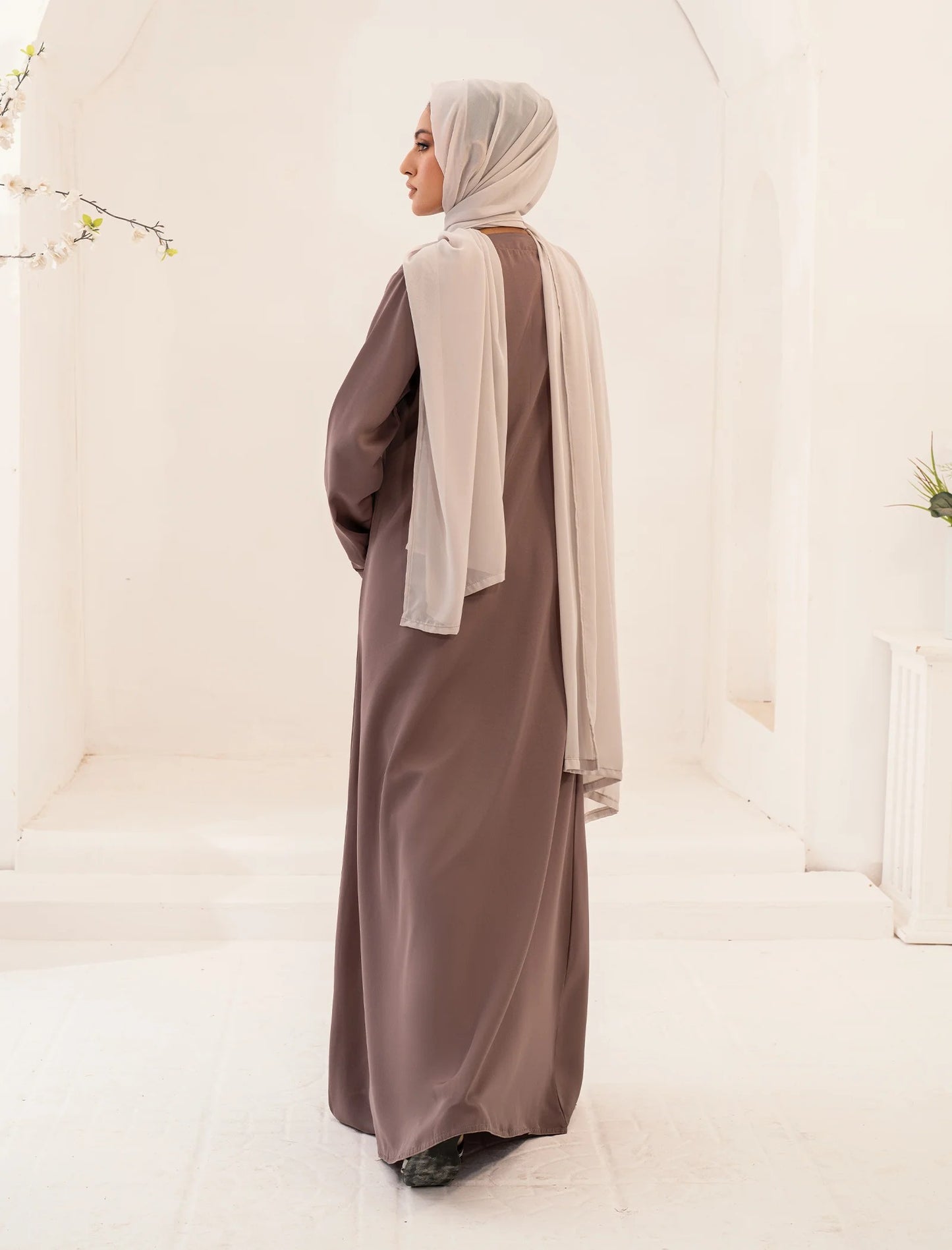 Greige Minimalis Abaya